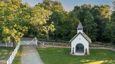 Stavba jedinečnej drevenej kaplnky na farme v USA